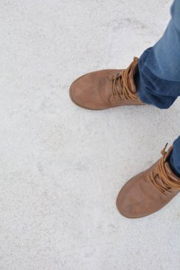 Kahverengi çizmeli bir adamın tuzu düz..