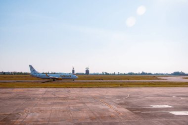 15 Ağustos 2025 'te Posadas, Misiones, Arjantin' deki General San Martn Uluslararası Havalimanı 'ndaki Flybondi uçağının fotoğrafı..