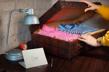 Bavul hazırlayan eller, ayrılık, ayrılık, veda notu..