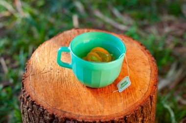 Bir fincan sıcak infüzyon, pişmiş eş, çay.