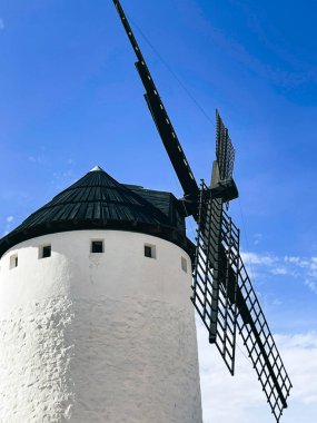 İspanya, Castilla La Mancha 'da güneşli bir günde yel değirmenleri. Boşluğu kopyala.