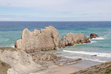 Kayalıkları ve dalgaları olan kıyı manzarası. Boşluğu kopyala.