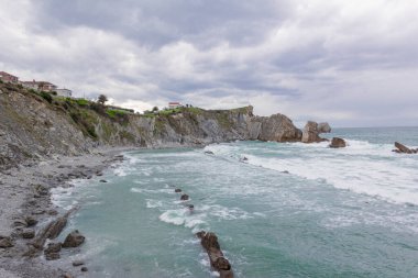 Kayalıkları ve dalgaları olan kıyı manzarası. Boşluğu kopyala.