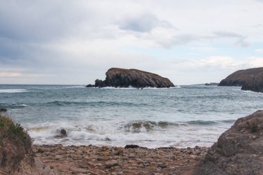 Kayalıkları ve dalgaları olan kıyı manzarası. Boşluğu kopyala.