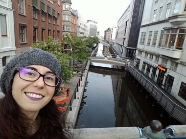 Midtbyen 'deki Aarhus Nehri' nde (Aarhus Kanalı) mutlu kadın selfie 'si. Aarhus, Danimarka