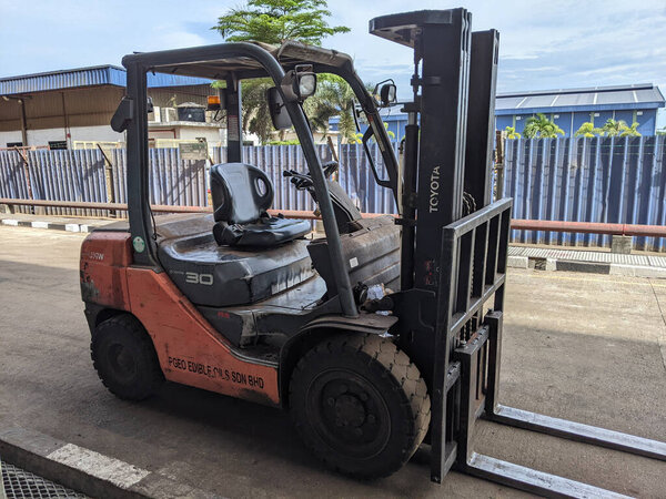 Malaysia,28 May 2022: 4.5 m height 3 ton Toyota 8FD30 diesel forklift