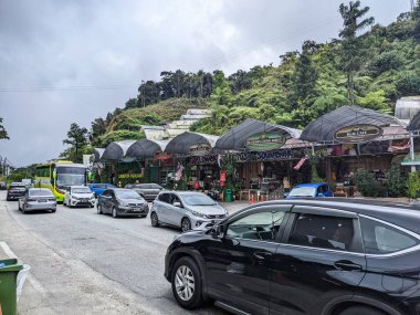 Pahang, Malezya, 16 Eylül 2022: Okul tatilinde Cameron Highlands 'ın zirvesindeki atmosfer gelen ve giden araçlarla dolu.