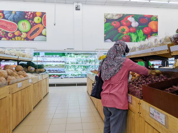 Perak Malezja Lutego 2023 Muzułmanka Kupuje Codzienne Rzeczy Supermarkecie — Zdjęcie stockowe