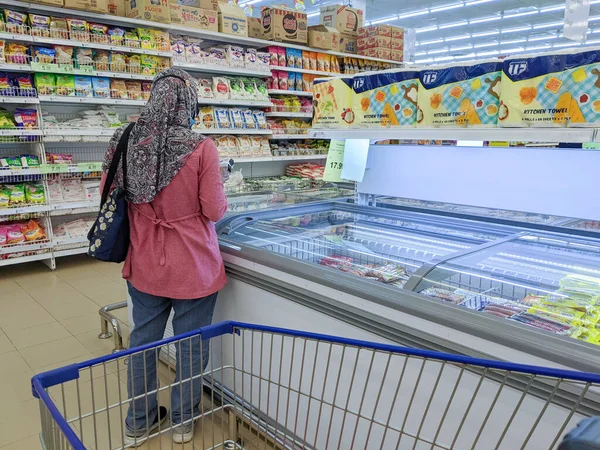 Perak Malezja Lutego 2023 Muzułmanka Kupuje Codzienne Rzeczy Supermarkecie — Zdjęcie stockowe