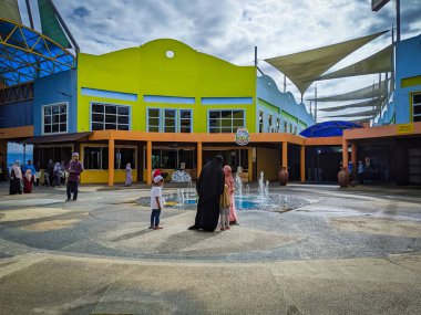 Bukit Merah, Perak, Malezya - 04122022: Bukit Merah Gölü tatil köyü su temalı park girişi.