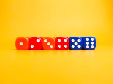 Sarı arka planda renkli zarlar. Oyun konsepti.