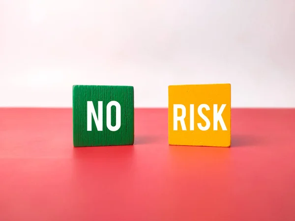 彩色立方体 白色和红色背景上的单词No Risk 业务概念 — 图库照片