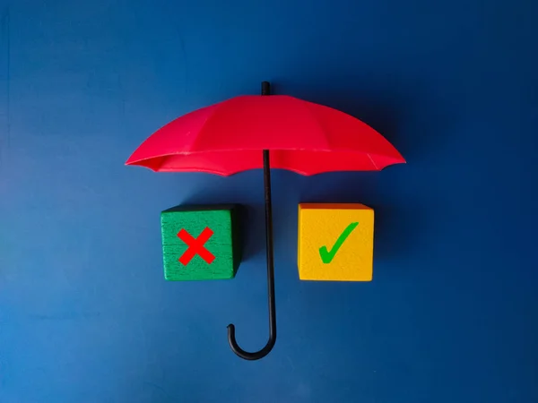赤の傘と青の背景に間違って 右のサインと色のキューブ 事業概念 — ストック写真