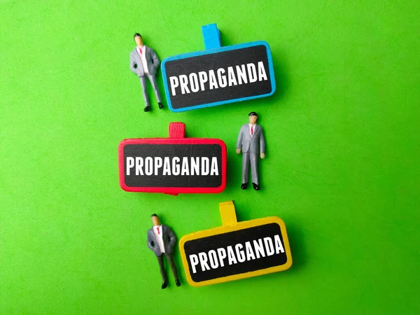 Miniatuur Mensen Houten Plank Met Het Woord Propaganda Groene Achtergrond — Stockfoto