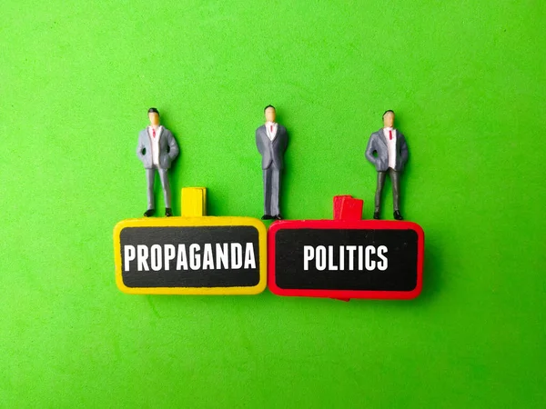 Pessoas Miniatura Tábua Madeira Com Palavra Propaganda Políticas Conceito Negócio — Fotografia de Stock
