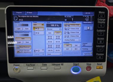 Malezya, 20 Haziran 2022: Ofis operasyonunda ekran lcd fotokopi makinesine dokunun