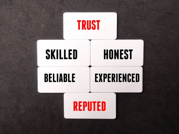 木制板 带有单词Trust Skilled Honest Beliable Experience Black Background — 图库照片