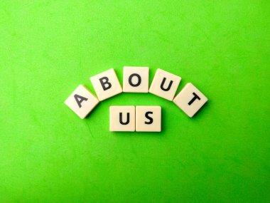 Yeşil arka planda bizim hakkımızda konuşulan oyuncaklar. İş konsepti.