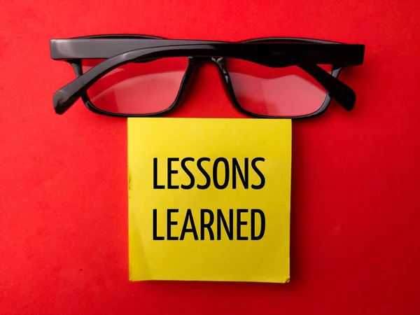 Γυαλιά Πάνω Όψη Και Αυτοκόλλητη Σημείωση Λέξη Lessons Learned Κόκκινο — Φωτογραφία Αρχείου