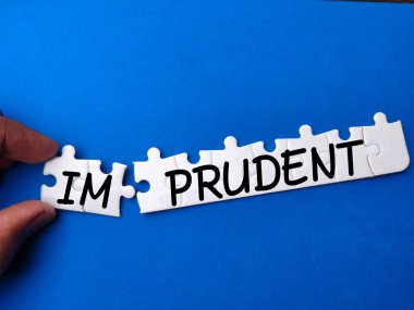 Mavi arka planda mesajlı beyaz yapboz. İş konsepti.