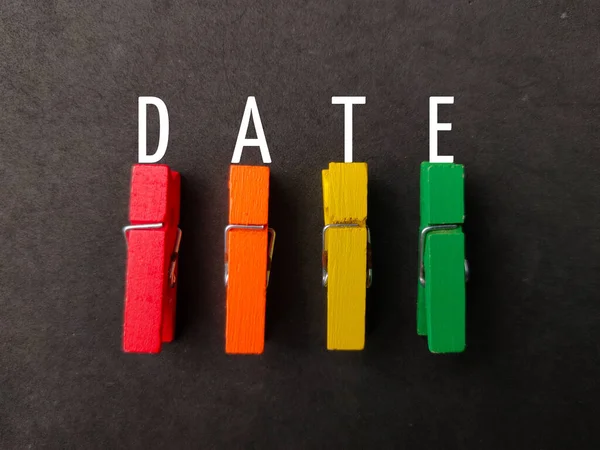 Färgade Trä Klipp Med Ord Datum Svart Bakgrund — Stockfoto
