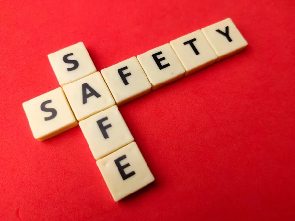 在红色背景下 游戏中的单词 Safe 是安全的 — 图库照片