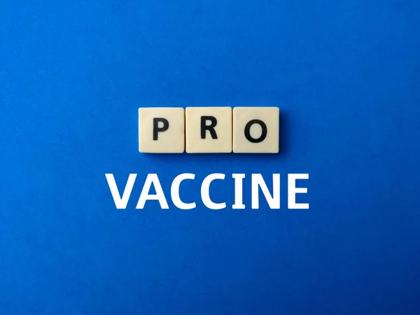 Brinquedos Palavra Com Palavra Pro Vaccine Fundo Azul — Fotografia de Stock