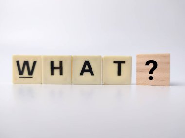 Oyuncak sözcük ve tahta küp beyaz arka planda ne yazıyor?.