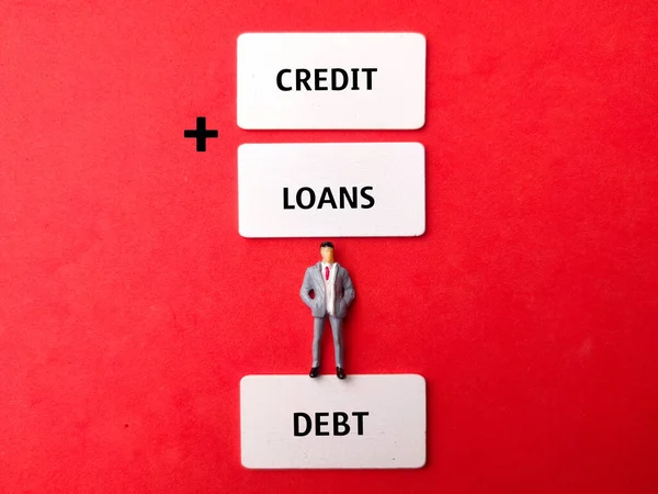 Miniaturowi Ludzie Drewniana Deska Słowem Credit Loans Debt Czerwonym Tle — Zdjęcie stockowe