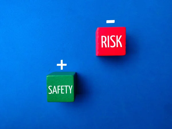 木制立方体与字Safety Risk蓝色背景 业务概念 — 图库照片