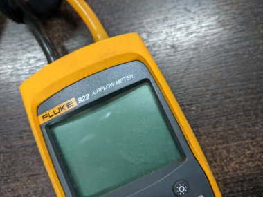 Malezya, 6 Haziran 2022: Fluke 922 Airflow Micromanometre ve Parlak Arka Işık Ekranı.