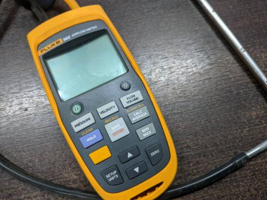 Malezya, 6 Haziran 2022: Fluke 922 Airflow Micromanometre ve Parlak Arka Işık Ekranı.