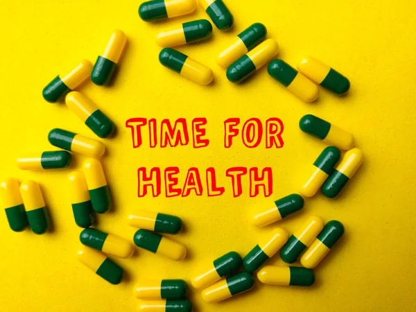 Comprimidos Com Palavra Tempo Para Saúde Fundo Amarelo — Fotografia de Stock