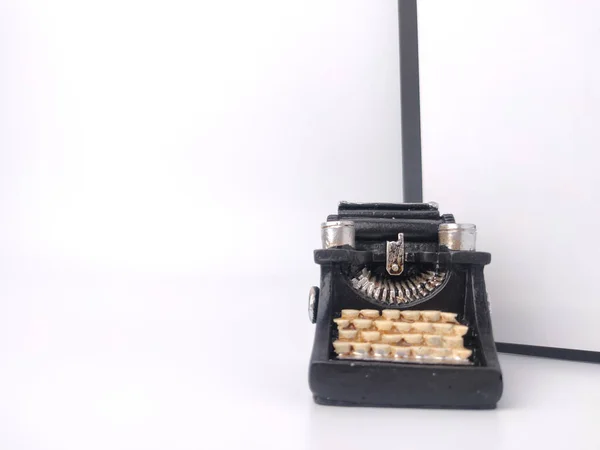 Schwarze Alte Schreibmaschine Auf Weißem Hintergrund — Stockfoto