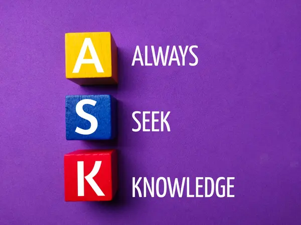 彩色立方体的单词Ask总是在紫色背景下寻找知识 — 图库照片