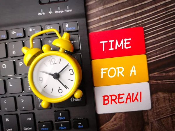 Reloj Despertador Teclado Con Palabra Time Break Sobre Fondo Madera — Foto de Stock