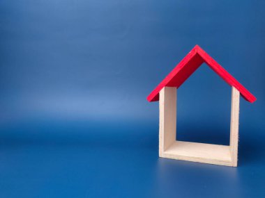Mavi arkaplanda kopya alanı olan oyuncak evi