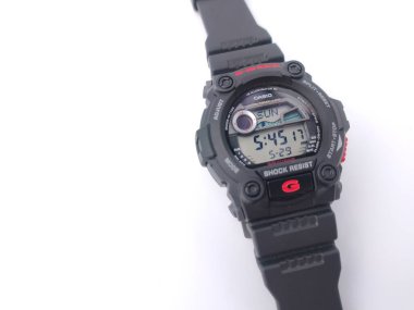 Malezya, 30 Mayıs 2022: Casio Men 's G7900-1 G-Shock beyaz arka planda izole edildi.