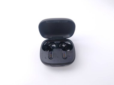 Malezya, 30 Mayıs 2022: Live Pro JBL TWS Bluetooth 5.0 Kulaklıklar Akıllı Spor Kulaklıkları Su geçirmez stereo kulaklıklar.