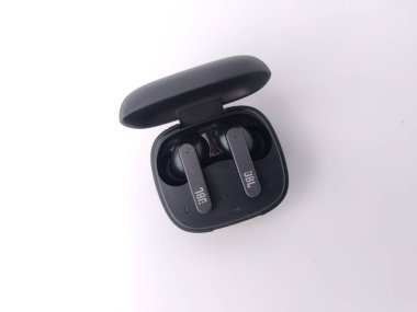 Malezya, 30 Mayıs 2022: Live Pro JBL TWS Bluetooth 5.0 Kulaklıklar Akıllı Spor Kulaklıkları Su geçirmez stereo kulaklıklar.