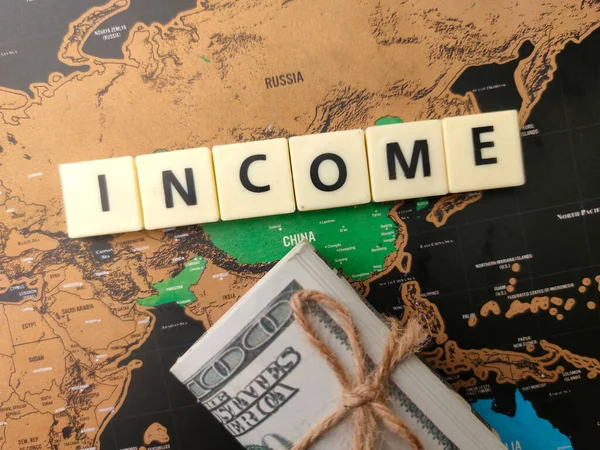 Oyuncaklar Kelime Banknotlar Dünya Haritasında Gelir Sözcüğü Ile — Stok fotoğraf