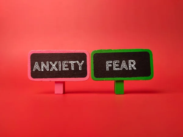 Placa Sinalização Colorida Com Palavra Anxiety Mear Fundo Vermelho — Fotografia de Stock