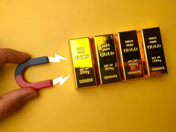Handhaltermagnet Zieht Goldbarren Auf Gelbem Hintergrund — Stockfoto