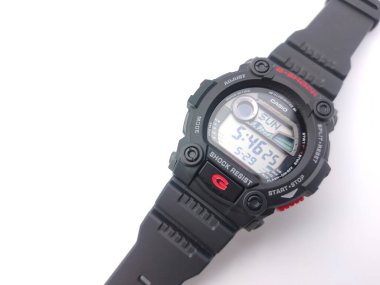 Malezya, 30 Mayıs 2022: Casio Men 's G7900-1 G-Shock beyaz arka planda izole edildi.
