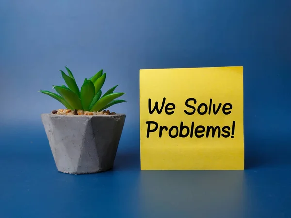 Plan Verde Nota Adhesiva Con Palabra Solve Problems Blue Background — Foto de Stock