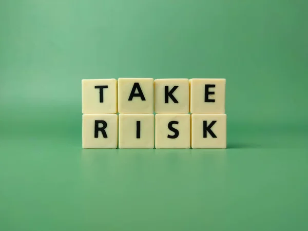 Іграшкове Слово Словом Take Risk Зеленому Фоні — стокове фото