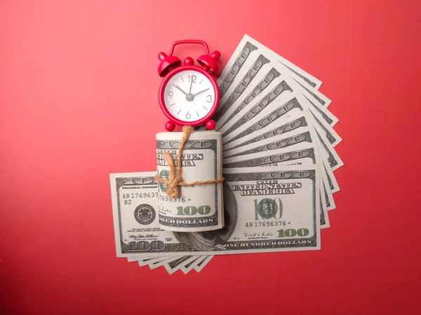 Kırmızı Alarm Saati Kırmızı Zemin Üzerindeki Banknotlar Zaman Kavramı Paradır — Stok fotoğraf