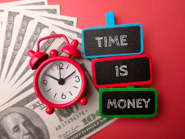 Alarm Saati Üzerinde Time Money Red Background Yazan Banknotlar — Stok fotoğraf