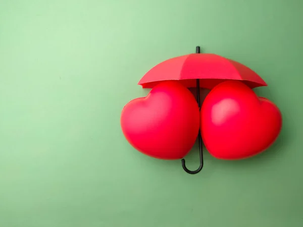 Piros Szív Esernyő Zöld Háttérrel — Stock Fotó