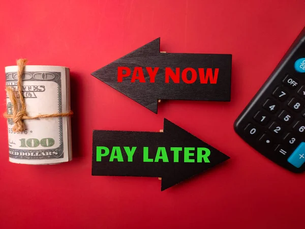 Banknotlar Hesap Makinesi Ile Kelime Ödeme Şimdi Kırmızı Arka Planda — Stok fotoğraf